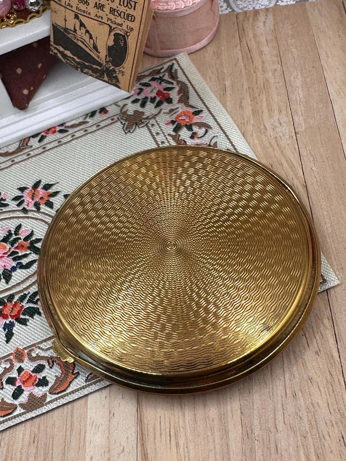 Vintage Gwenda Powder Compact – Silver & Gold Guilloché Design – 7.5cm