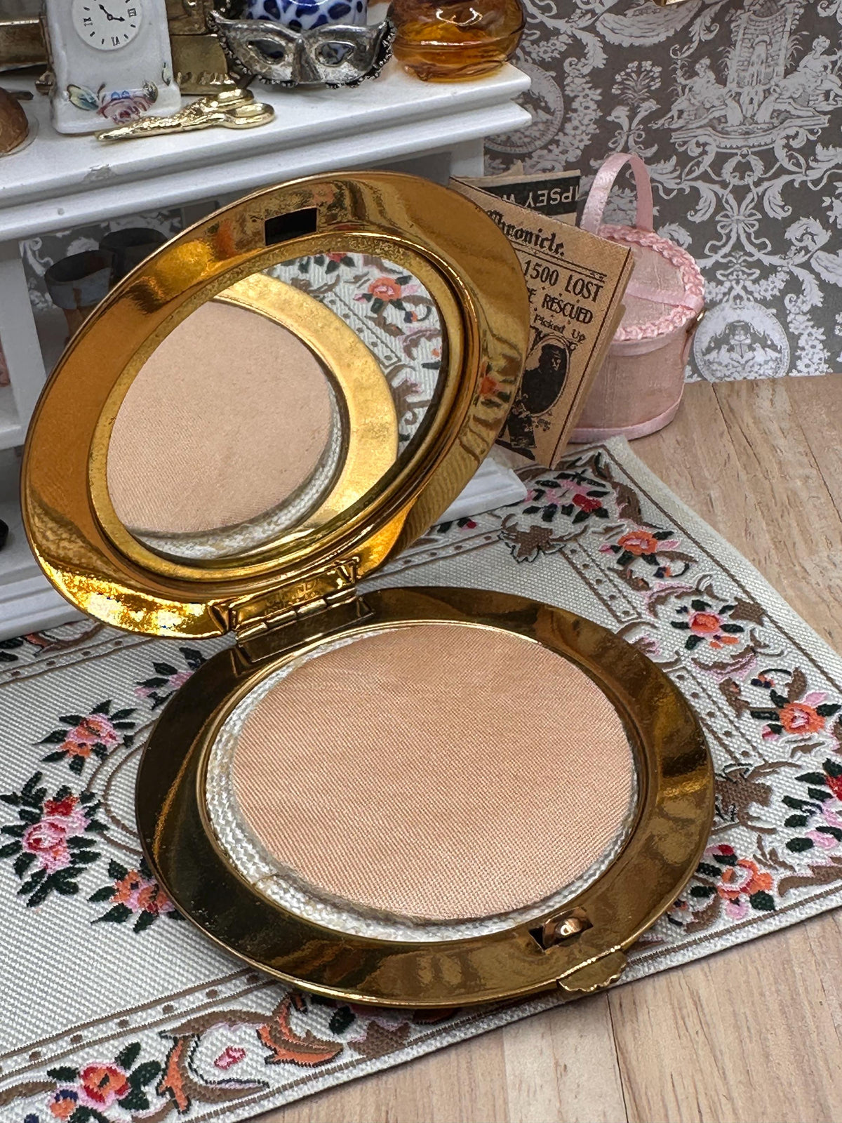 Vintage Gwenda Powder Compact – Silver & Gold Guilloché Design – 7.5cm