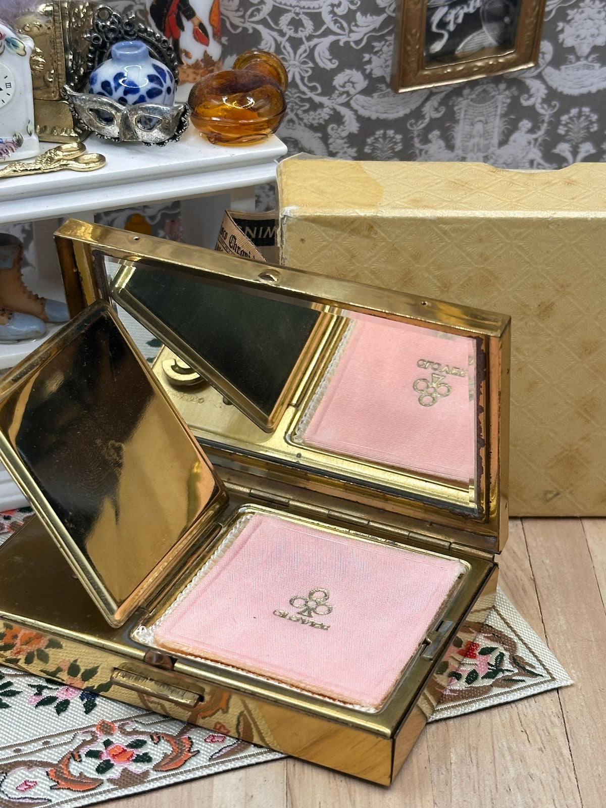 Vintage Clover Musical Powder Compact – Boxed with Pouch – Mother of Pearl Mosaic