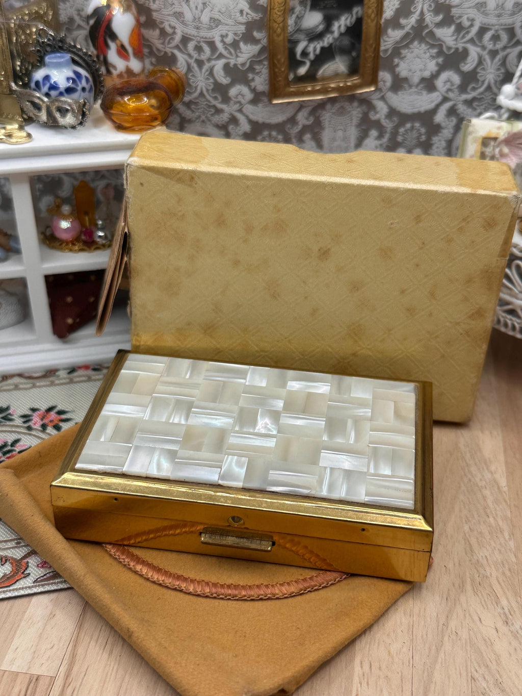 Vintage Clover Musical Powder Compact – Boxed with Pouch – Mother of Pearl Mosaic
