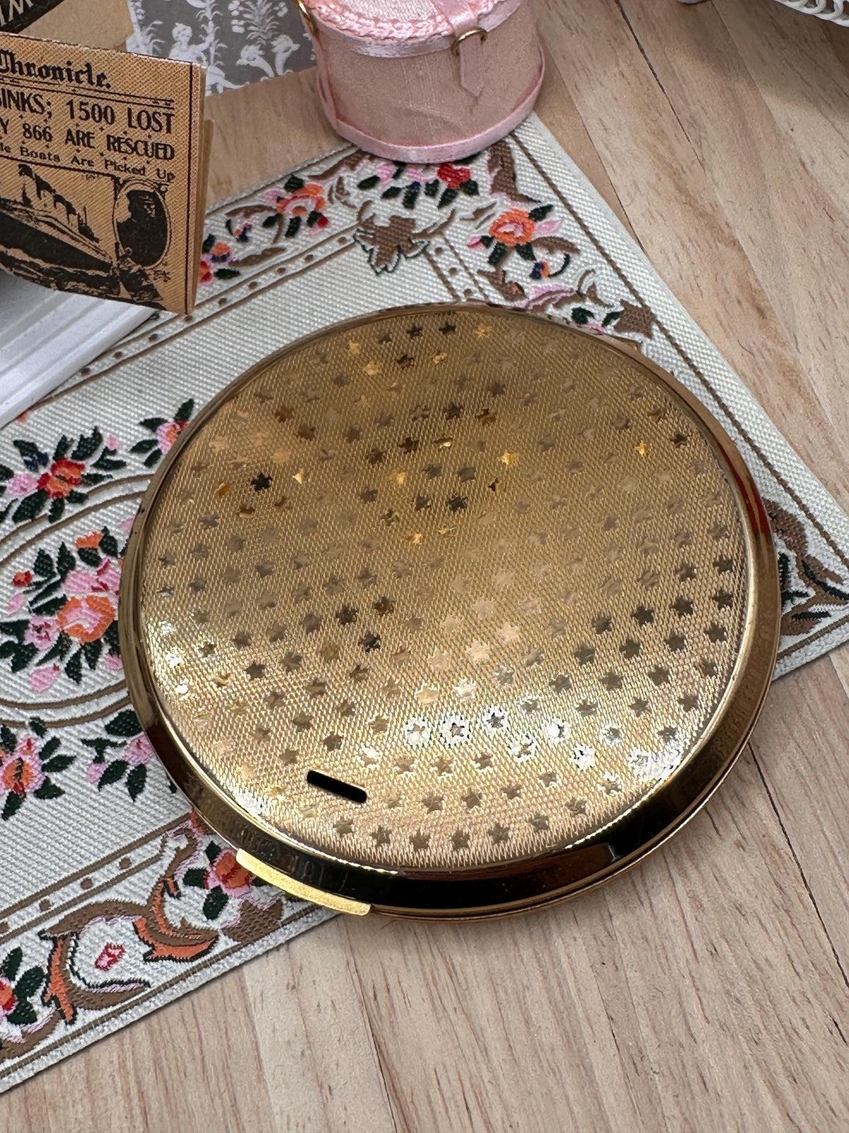 Vintage 1950s Stratton Gold Tone Powder Compact – Diamond Cut Concentric Circle Design 7.5cm
