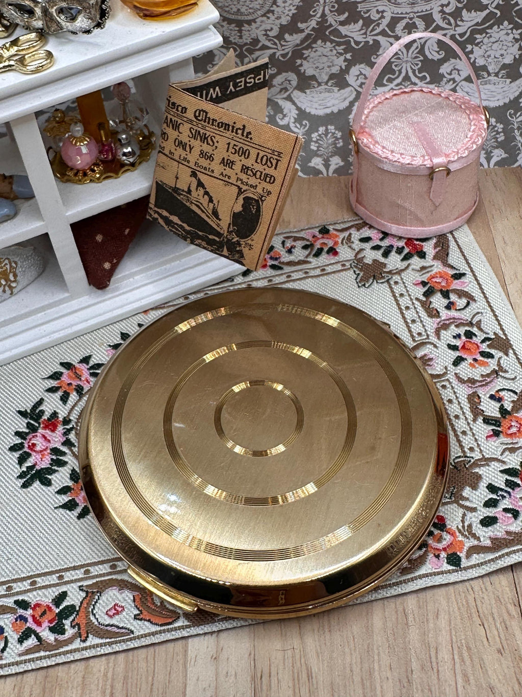 Vintage 1950s Stratton Gold Tone Powder Compact – Diamond Cut Concentric Circle Design 7.5cm