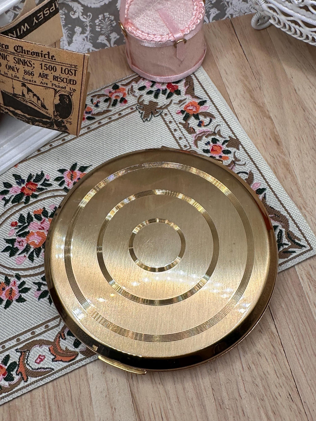Vintage 1950s Stratton Gold Tone Powder Compact – Diamond Cut Concentric Circle Design 7.5cm
