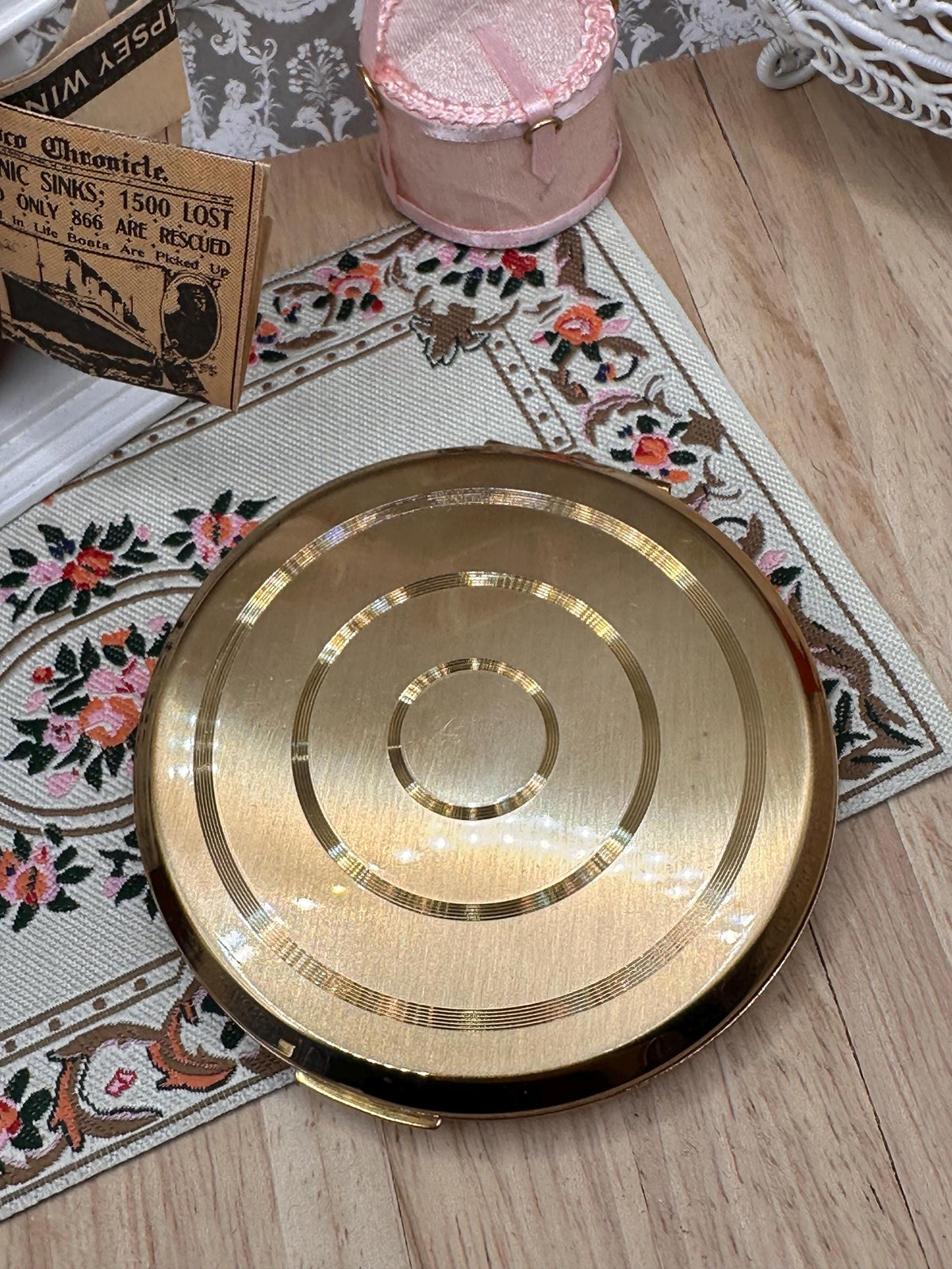 Vintage 1950s Stratton Gold Tone Powder Compact – Diamond Cut Concentric Circle Design 7.5cm