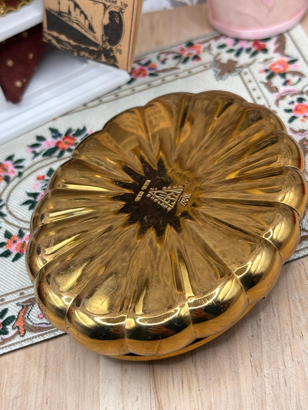 Vintage Kigu Minuette Musical Powder Compact – Ornate Gilt Floral Design – Thorens Swiss Movement – 1950s