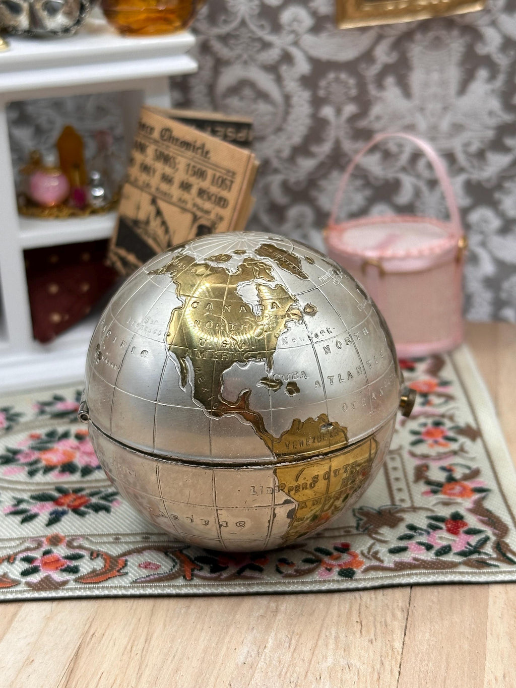 Rare 1950s Pygmalion No. 1960 Globe Powder Compact – Satin Silver & Gold World Map – Boxed Complete