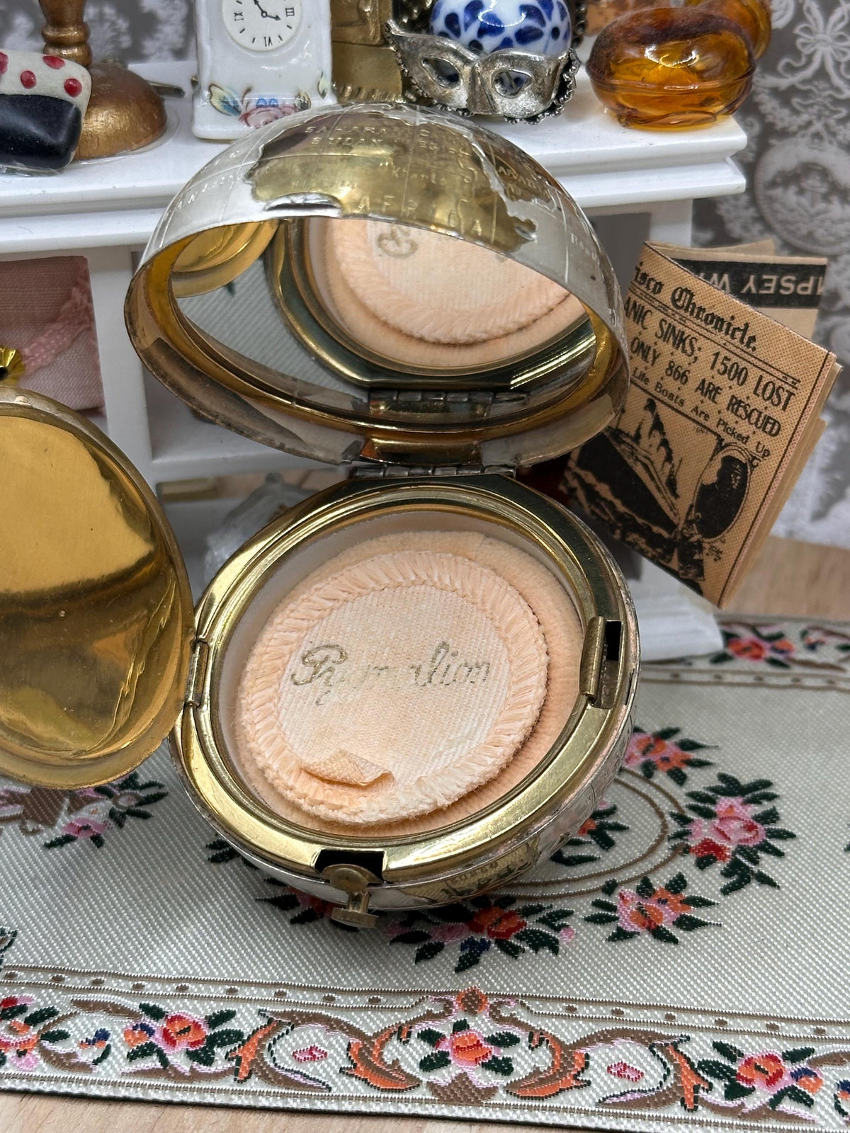 Rare 1950s Pygmalion No. 1960 Globe Powder Compact – Satin Silver & Gold World Map – Boxed Complete