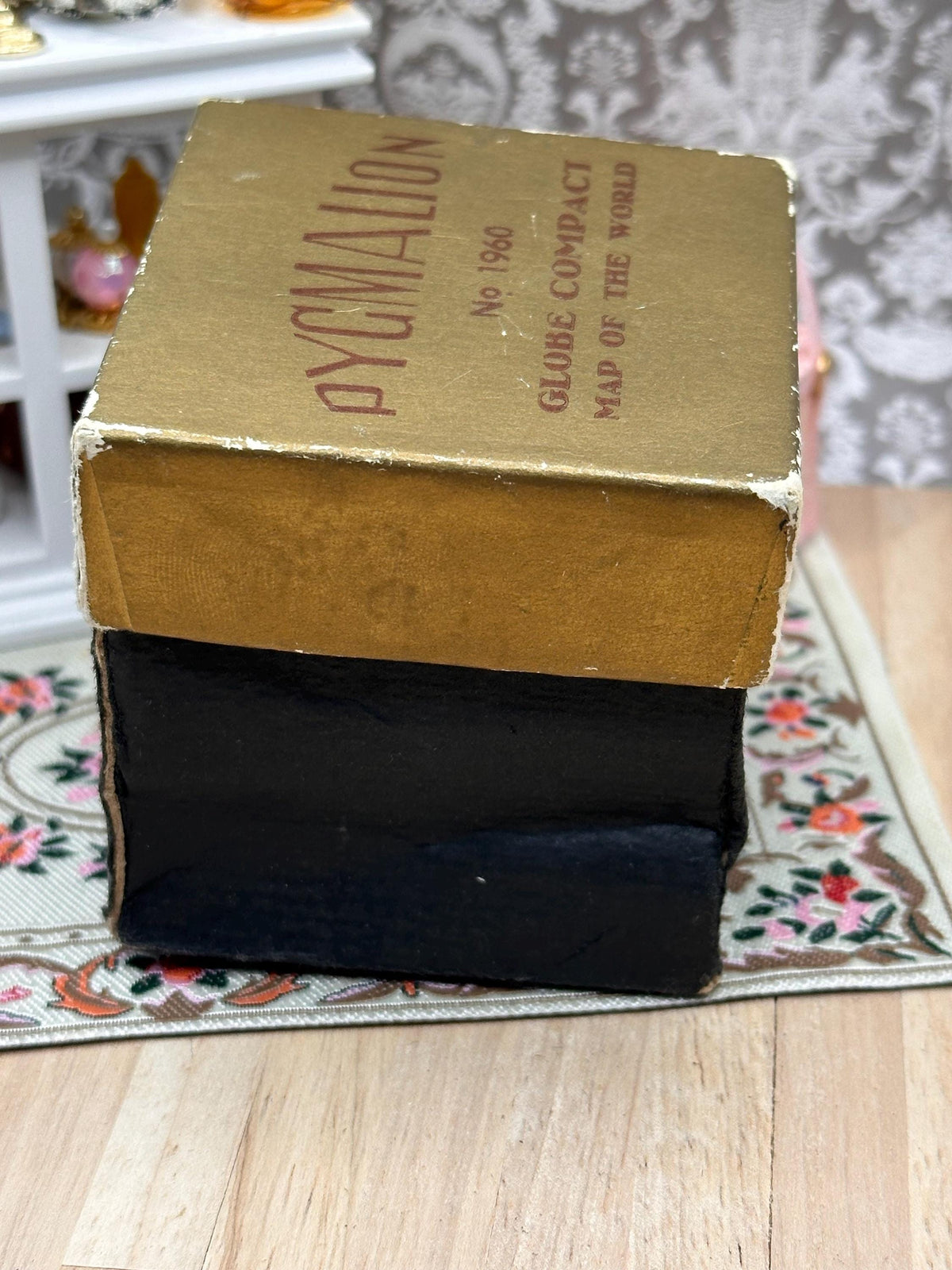 Rare 1950s Pygmalion No. 1960 Globe Powder Compact – Satin Silver & Gold World Map – Boxed Complete