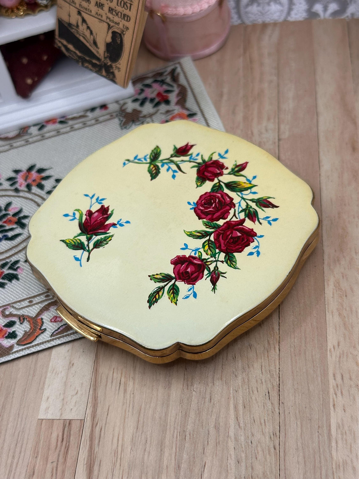 Vintage Melissa Powder Compact – Red Roses on Cream – 7.5cm