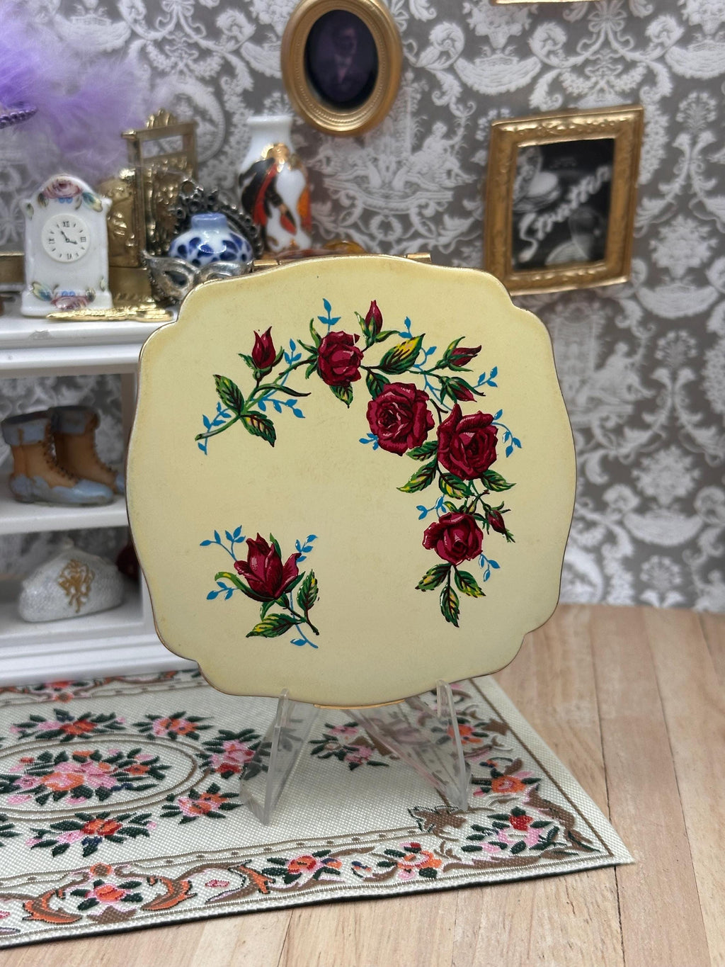 Vintage Melissa Powder Compact – Red Roses on Cream – 7.5cm
