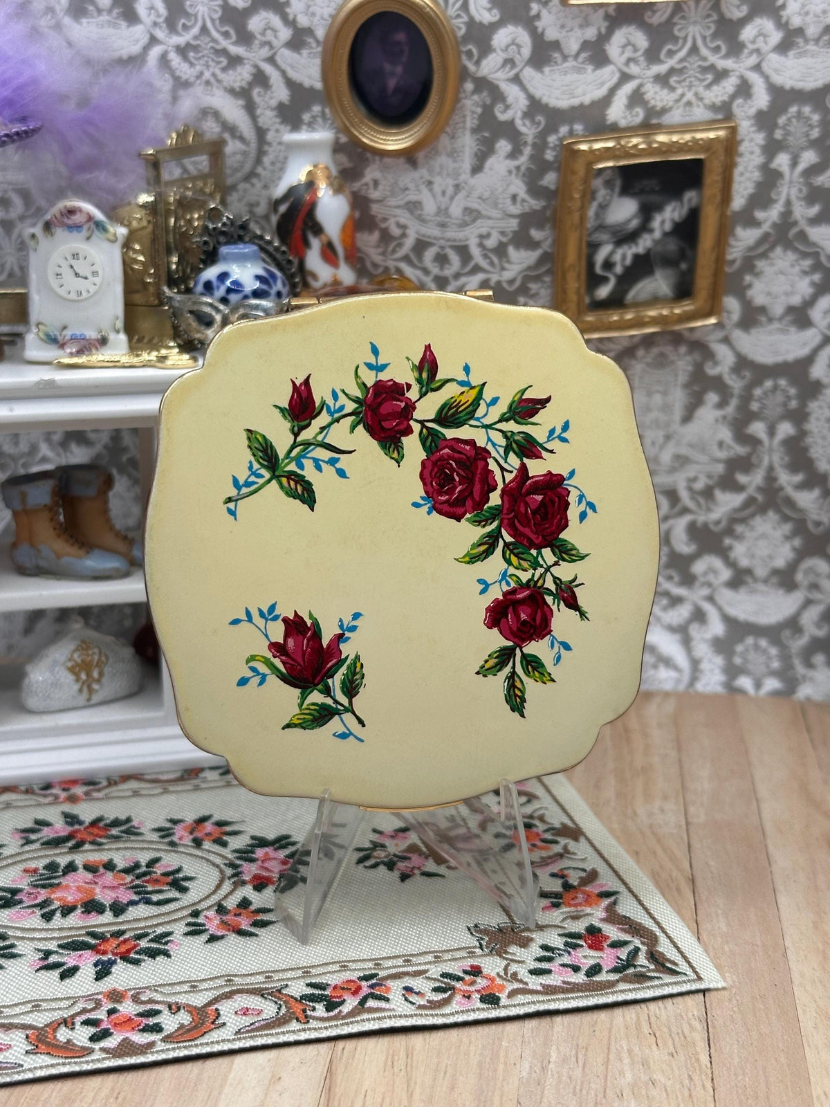 Vintage Melissa Powder Compact – Red Roses on Cream – 7.5cm