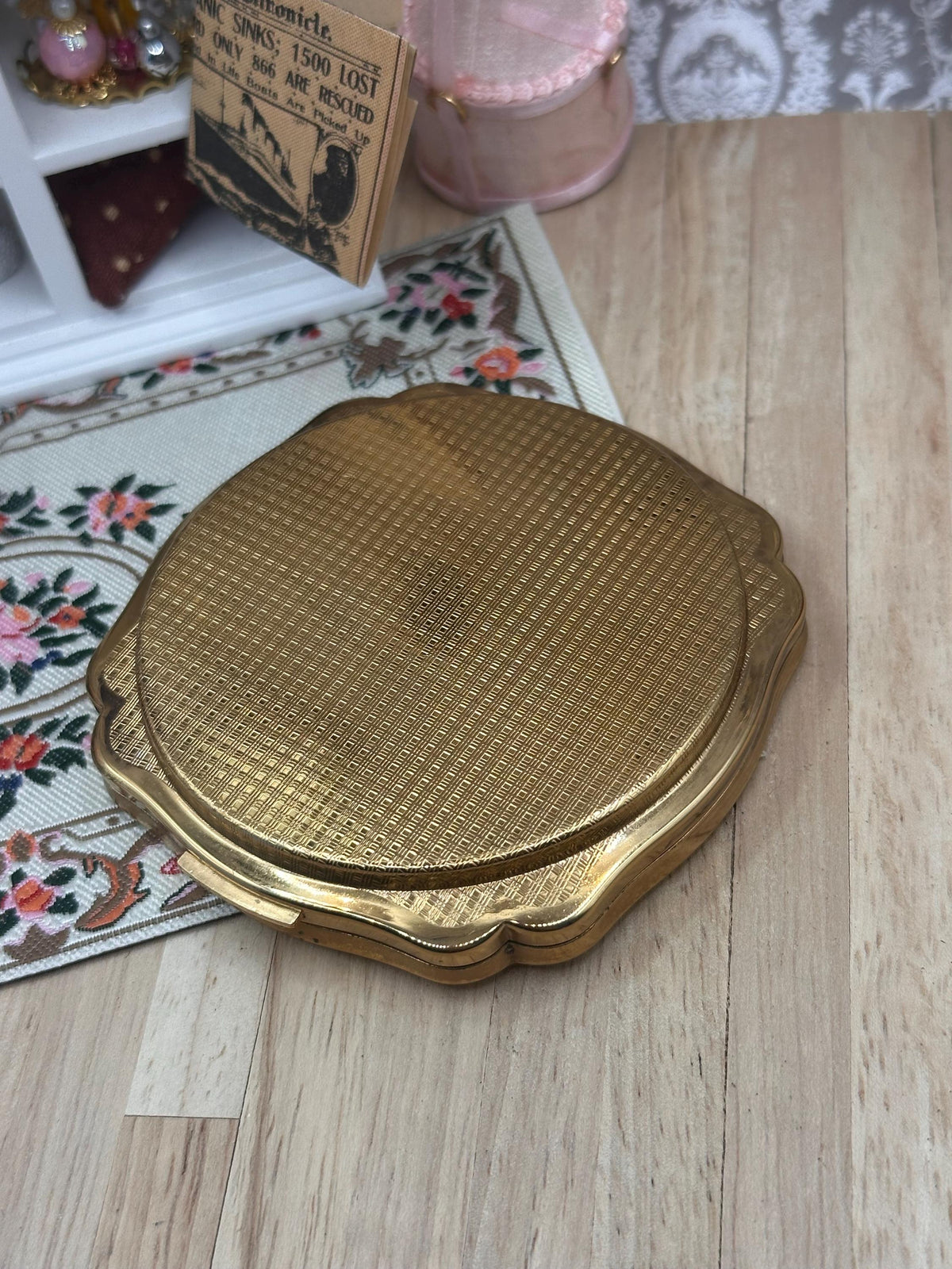 Vintage Melissa Powder Compact – Red Roses on Cream – 7.5cm