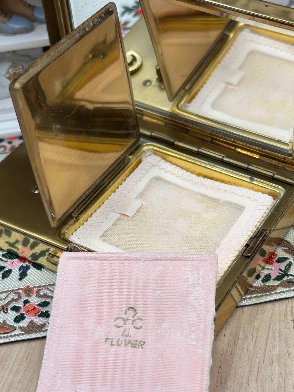 Vintage Clover Musical Powder Compact – Mother of Pearl Inlay – Working – 8.5 x 5.5cm