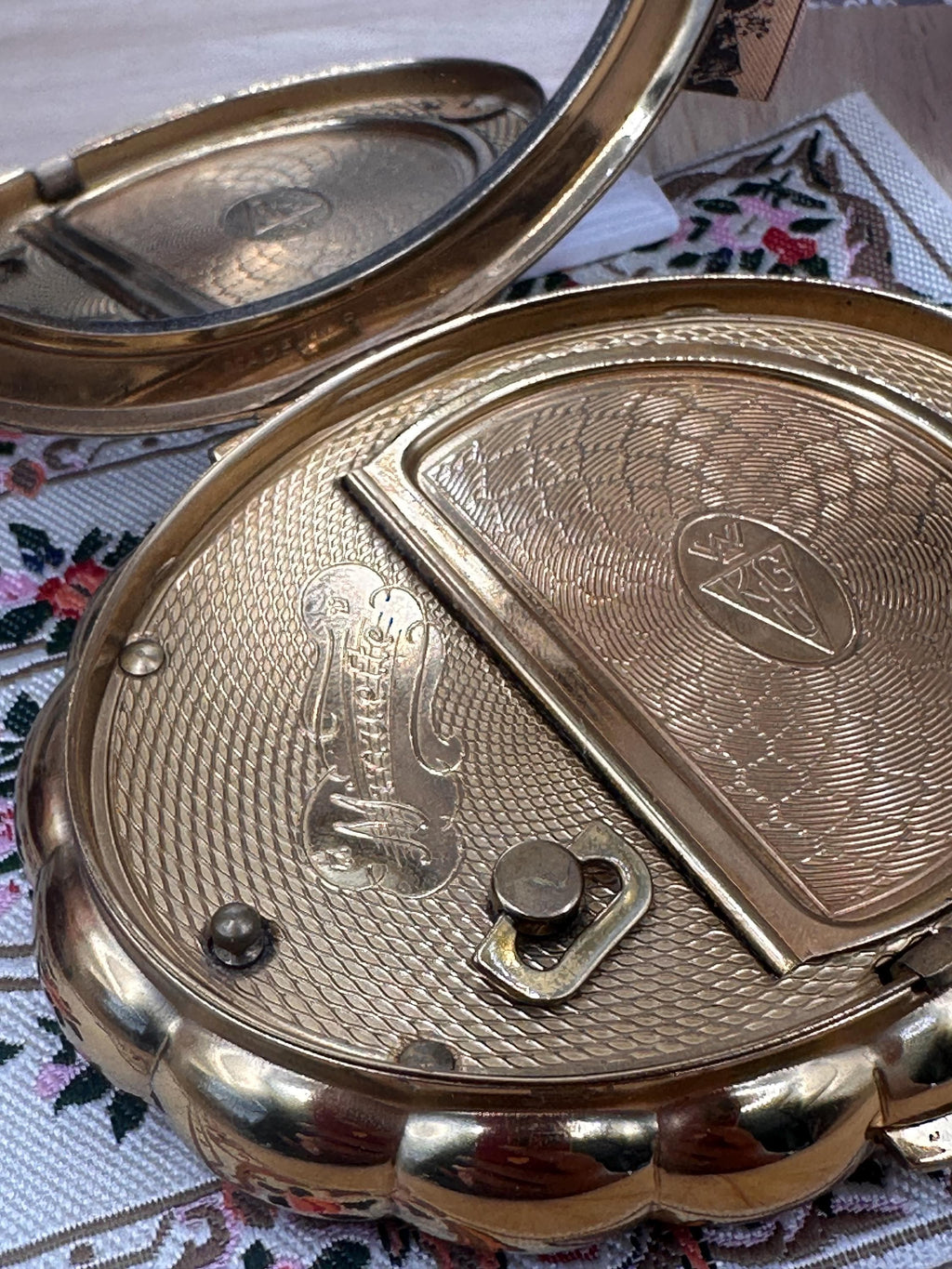 Vintage Kigu Minuette Musical Powder Compact – Gold Tone Scalloped Vanity Compact