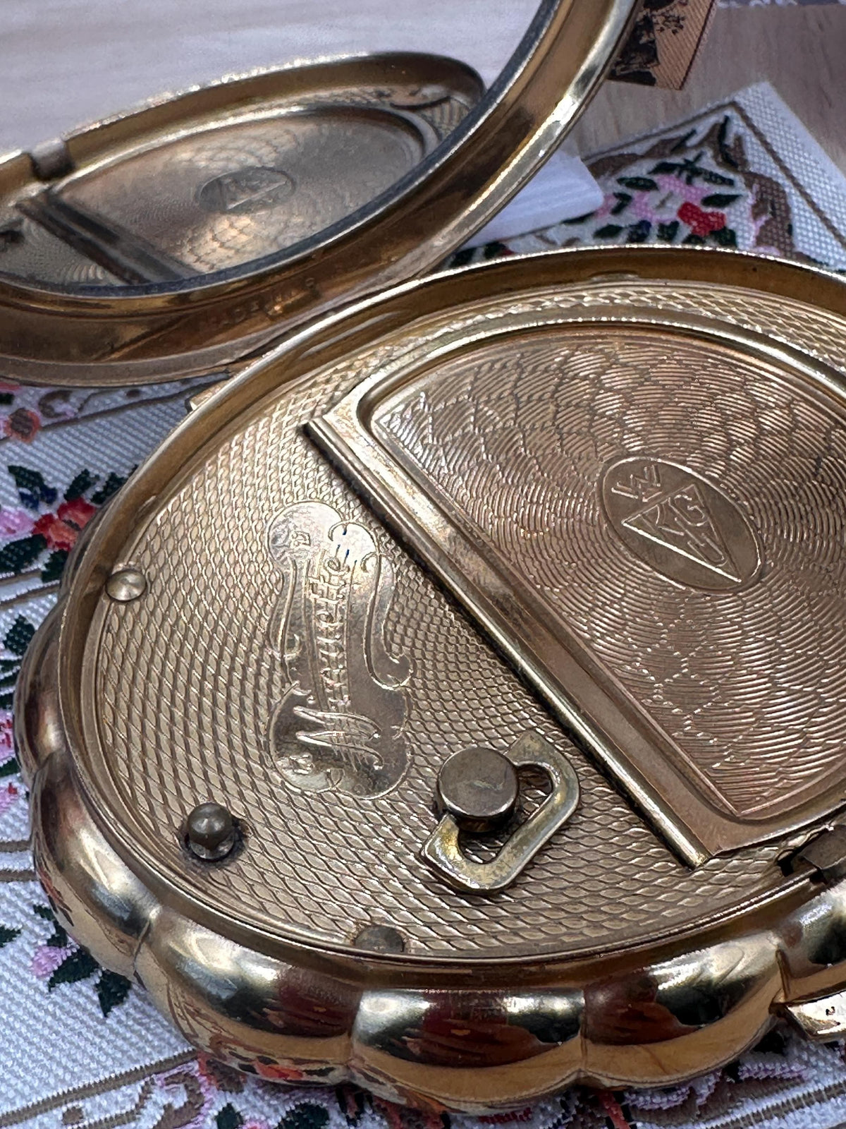 Vintage Kigu Minuette Musical Powder Compact – Gold Tone Scalloped Vanity Compact