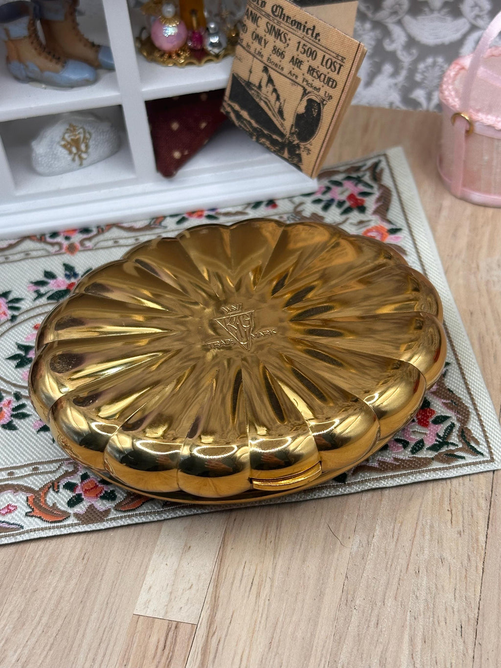 Vintage Kigu Minuette Musical Powder Compact – Gold Tone Scalloped Vanity Compact