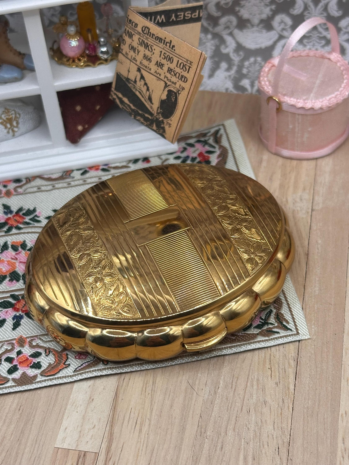 Vintage Kigu Minuette Musical Powder Compact – Gold Tone Scalloped Vanity Compact