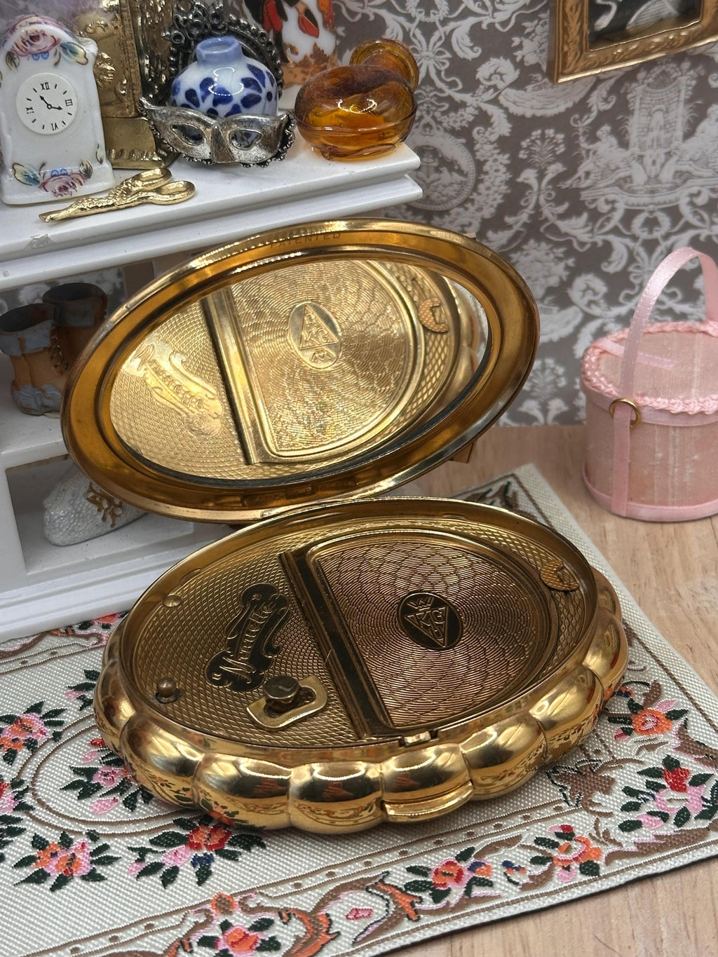 Vintage Kigu Minuette Musical Powder Compact – Gold Tone Scalloped Vanity Compact