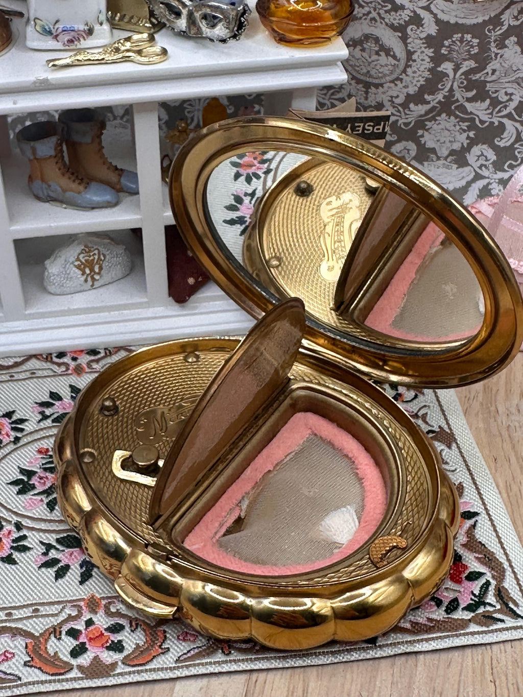 Vintage Kigu Minuette Musical Powder Compact – Gold Tone Scalloped Vanity Compact