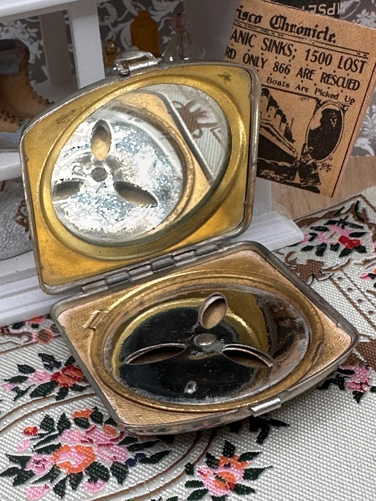 Antique 1920s Art Deco Powder Compact – Marinello Style Silver Tone Floral Heart Design – Rotating Powder Plate