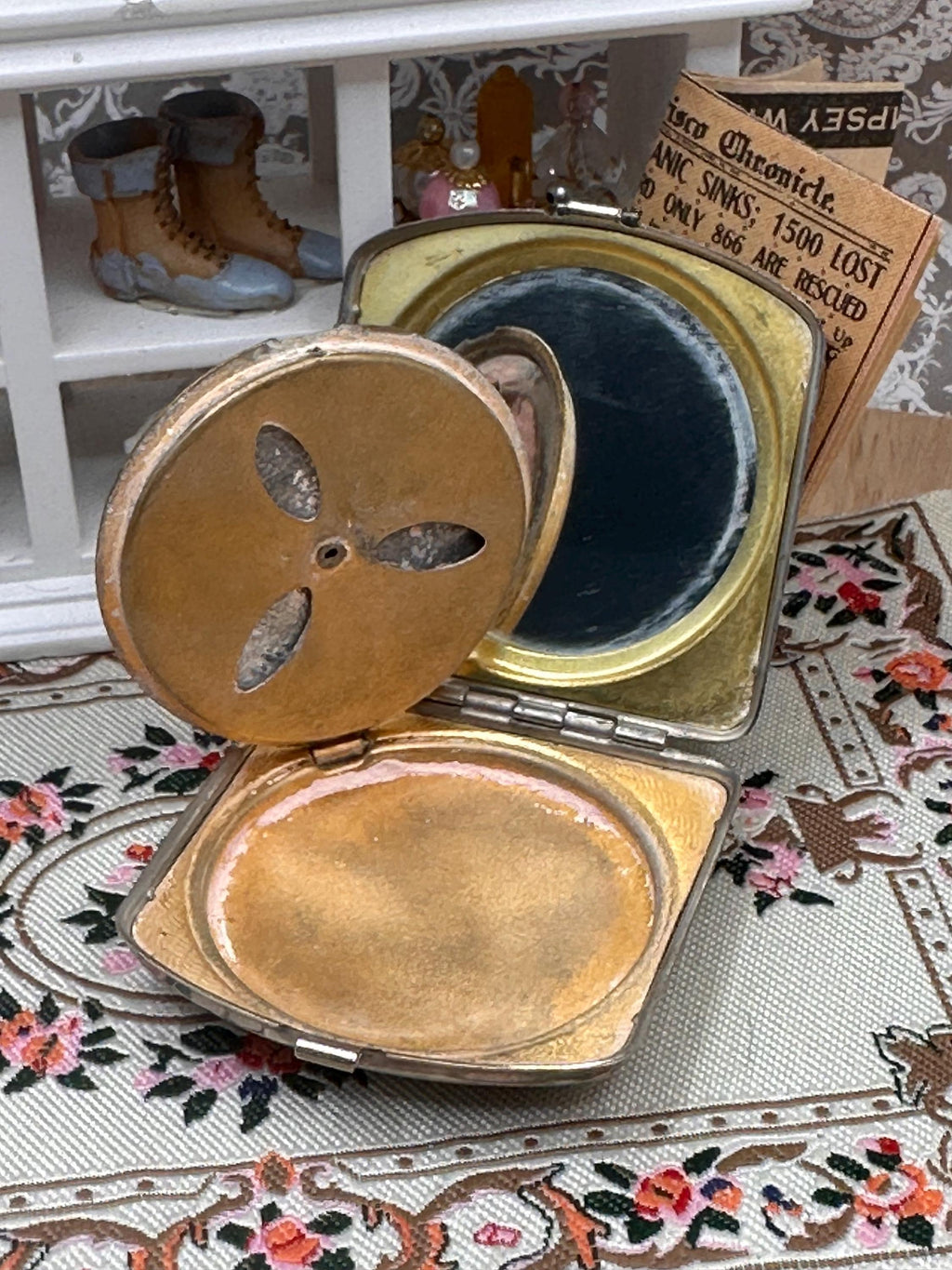 Antique 1920s Art Deco Powder Compact – Marinello Style Silver Tone Floral Heart Design – Rotating Powder Plate