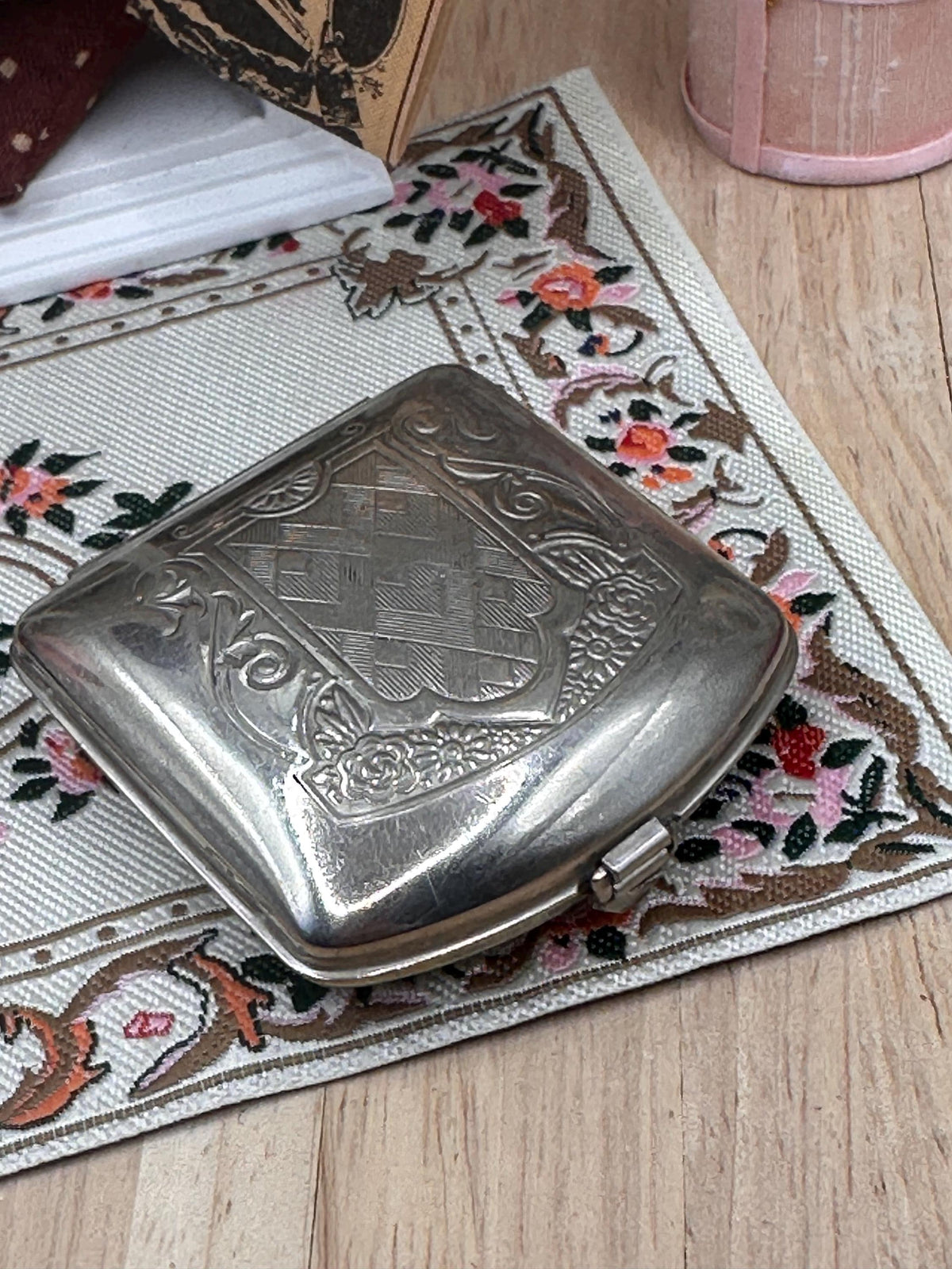 Antique 1920s Art Deco Powder Compact – Marinello Style Silver Tone Floral Heart Design – Rotating Powder Plate