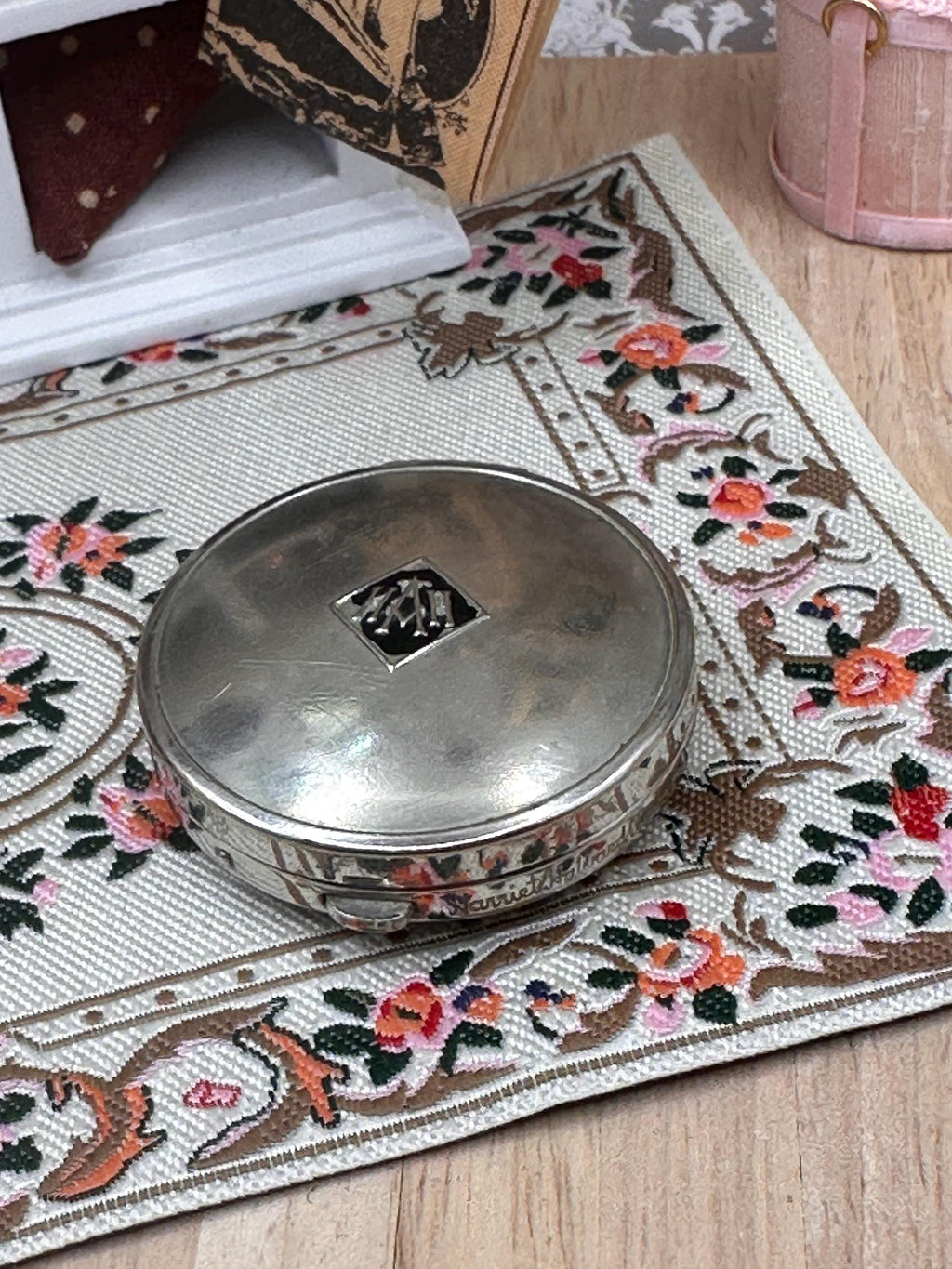 Vintage Harriet Hubbard Powder Compact – Silver Tone 4cm Miniature Vanity Compact with Puff