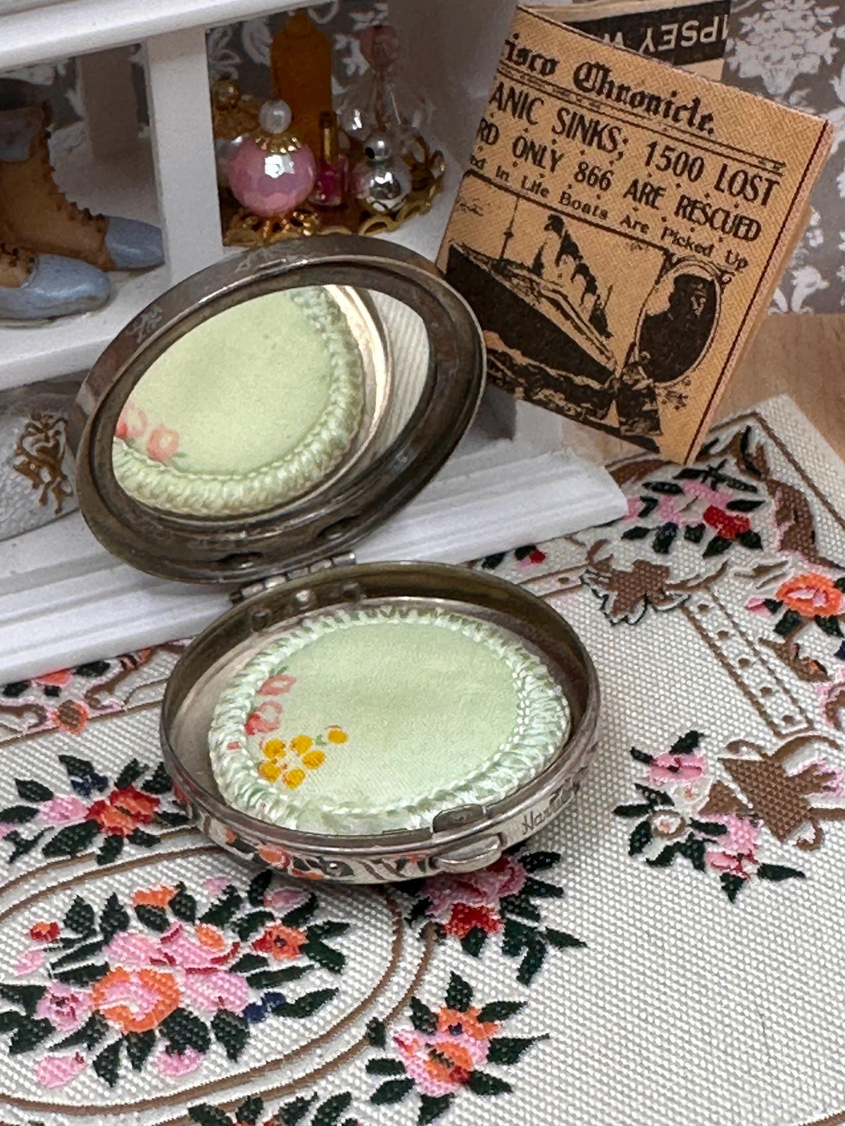 Vintage Harriet Hubbard Powder Compact – Silver Tone 4cm Miniature Vanity Compact with Puff