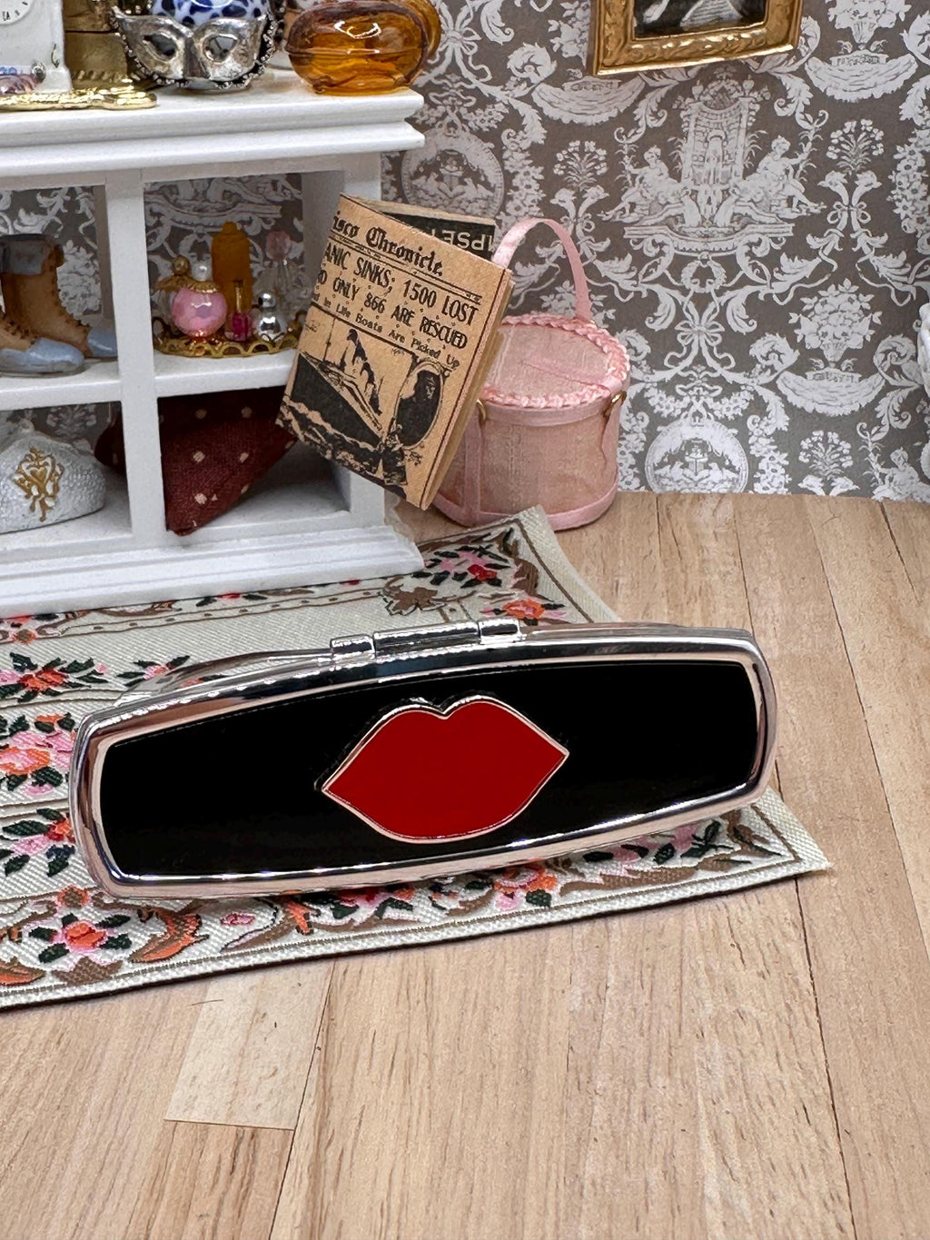 Lulu Guinness for Stratton Lipview – Red Lips Lipstick Holder & Mirror – Boxed Unused