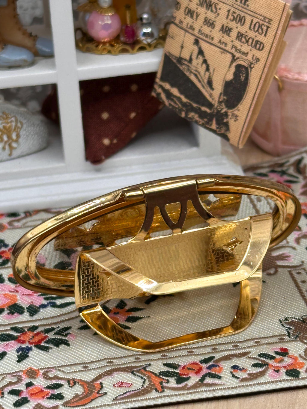 Vintage Stratton Lip View Lipstick Holder & Mirror – Gold Tone Floral Design – Original Box
