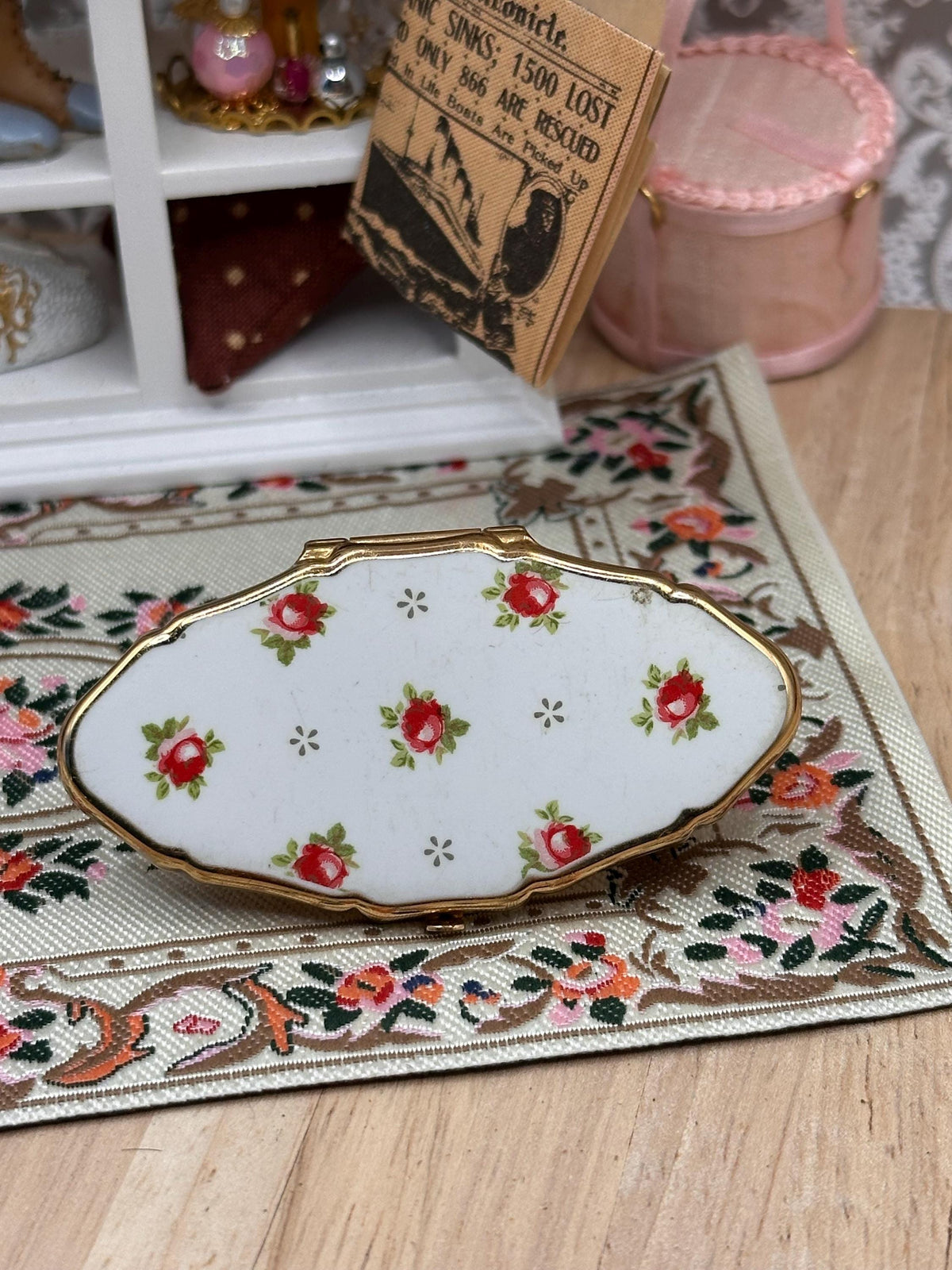 Vintage Stratton Lipview Compact Mirror – Red Rose Floral Design – 6cm