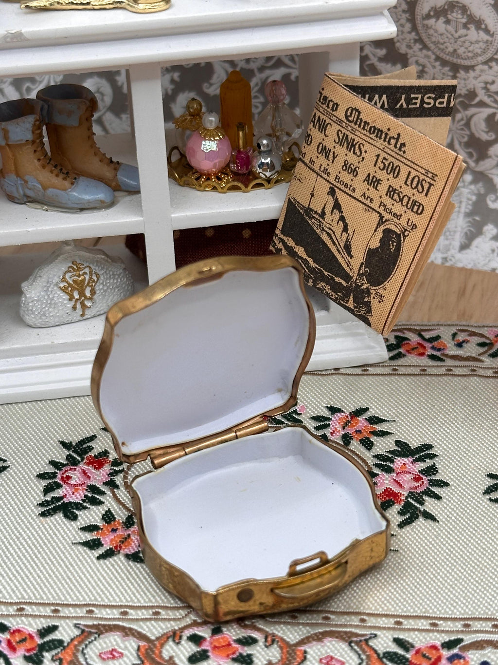 Vintage Stratton Gold Tone Pill Box – Engine Turned Design 4cm