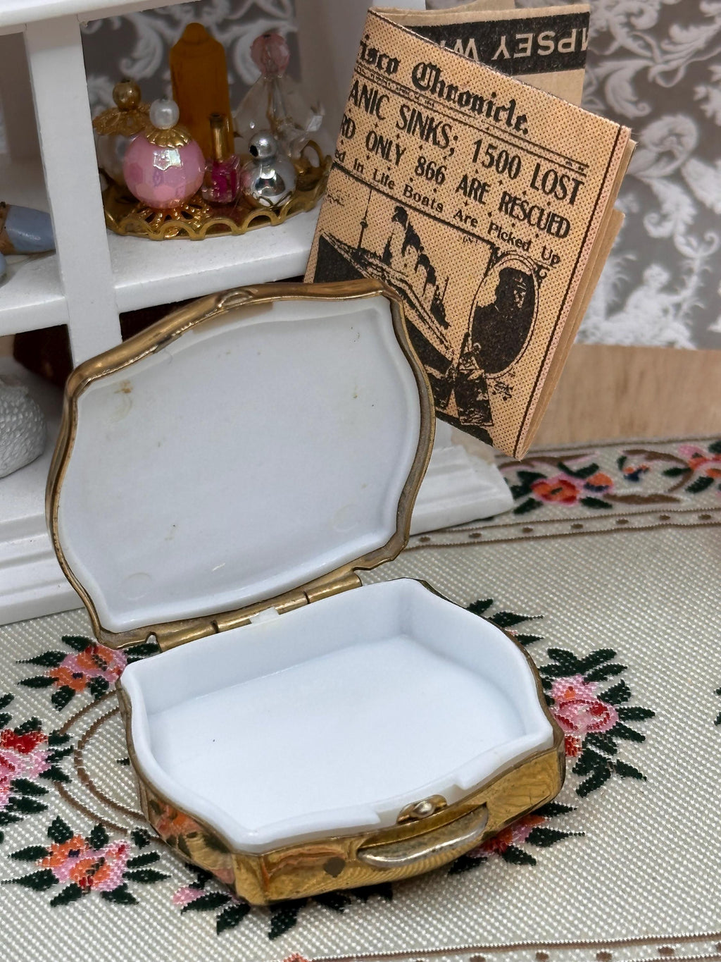Vintage Stratton Pastel Blue Floral Pill Box – Gold Tone 4cm