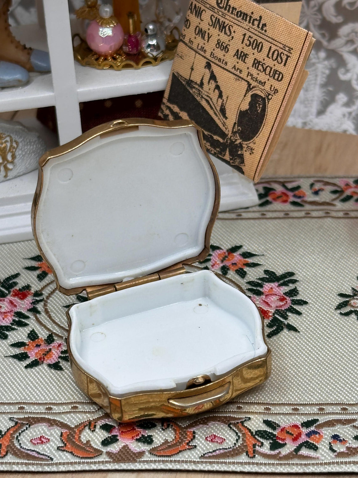 Vintage Stratton Blue and Gold Floral Pill Box – Ornate 4cm