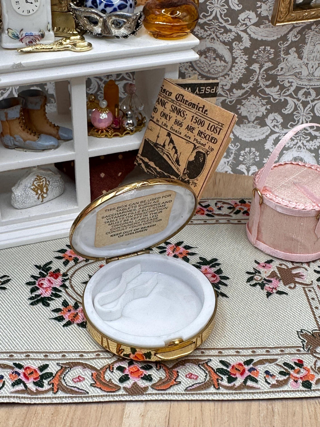 Vintage 1970s Stratton Engraved Floral Pill Box – Gold Tone 4cm
