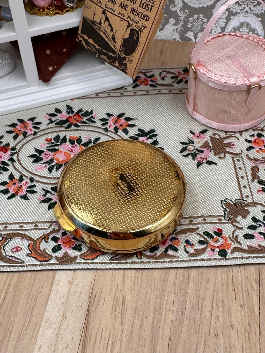 Vintage 1970s Stratton Engraved Floral Pill Box – Gold Tone 4cm