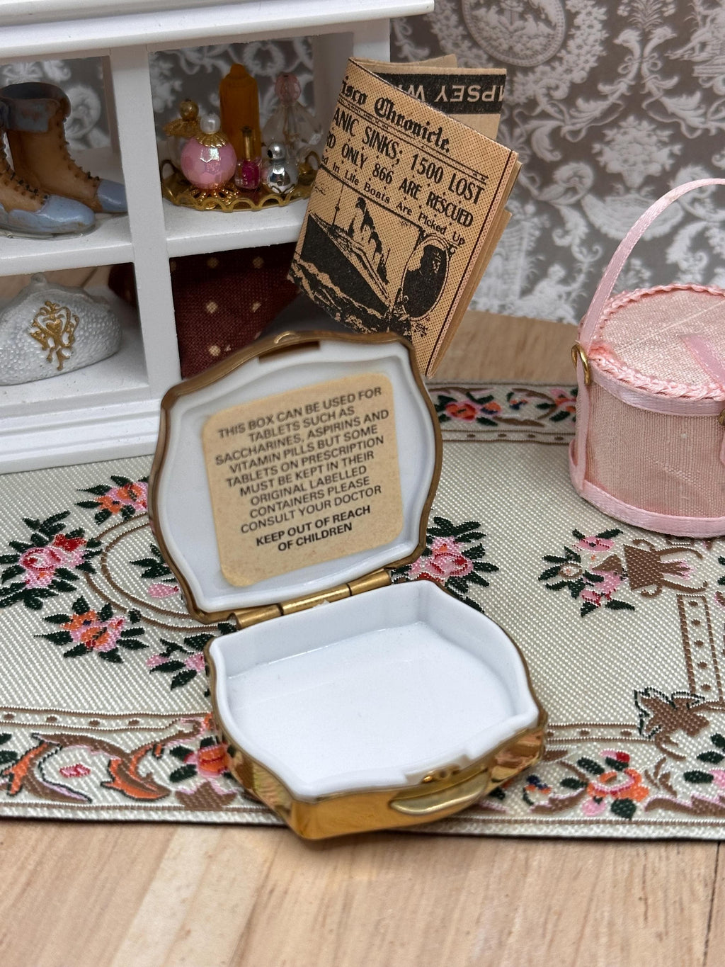 Vintage Stratton Butterfly and Flowers Pill Box – Gold Tone 4cm