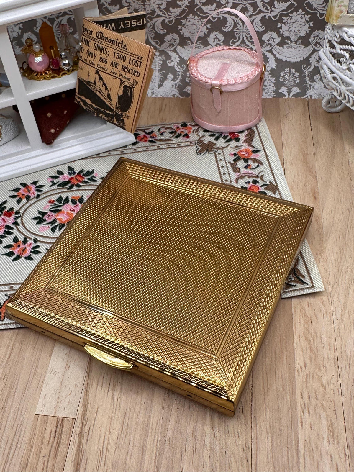 Vintage 1950s Large Gold Tone Floral Powder Compact