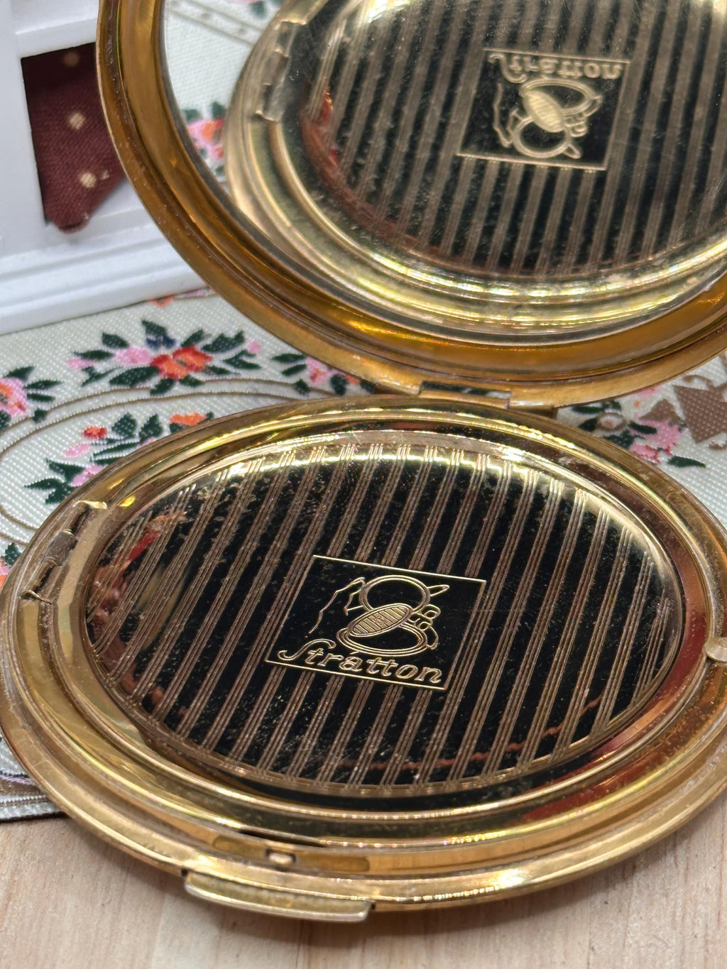 Vintage Stratton Kingfisher Powder Compact – Bird, Bamboo & Dragonfly Design 7.5cm