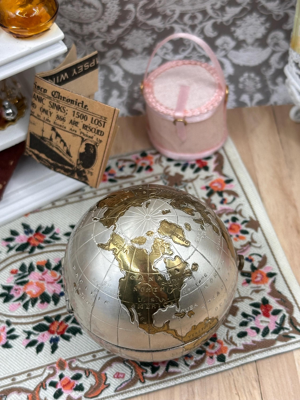 Rare 1950s Pygmalion No. 1960 Globe Powder Compact – Satin Silver & Gold World Map – Boxed Complete