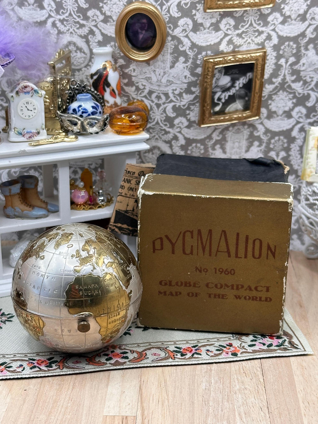 Rare 1950s Pygmalion No. 1960 Globe Powder Compact – Satin Silver & Gold World Map – Boxed Complete