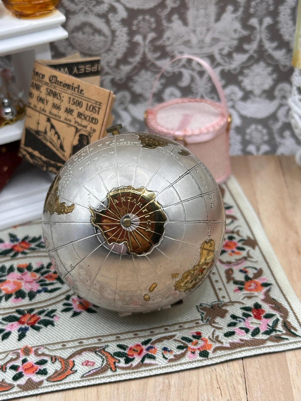 Rare 1950s Pygmalion No. 1960 Globe Powder Compact – Satin Silver & Gold World Map – Boxed Complete