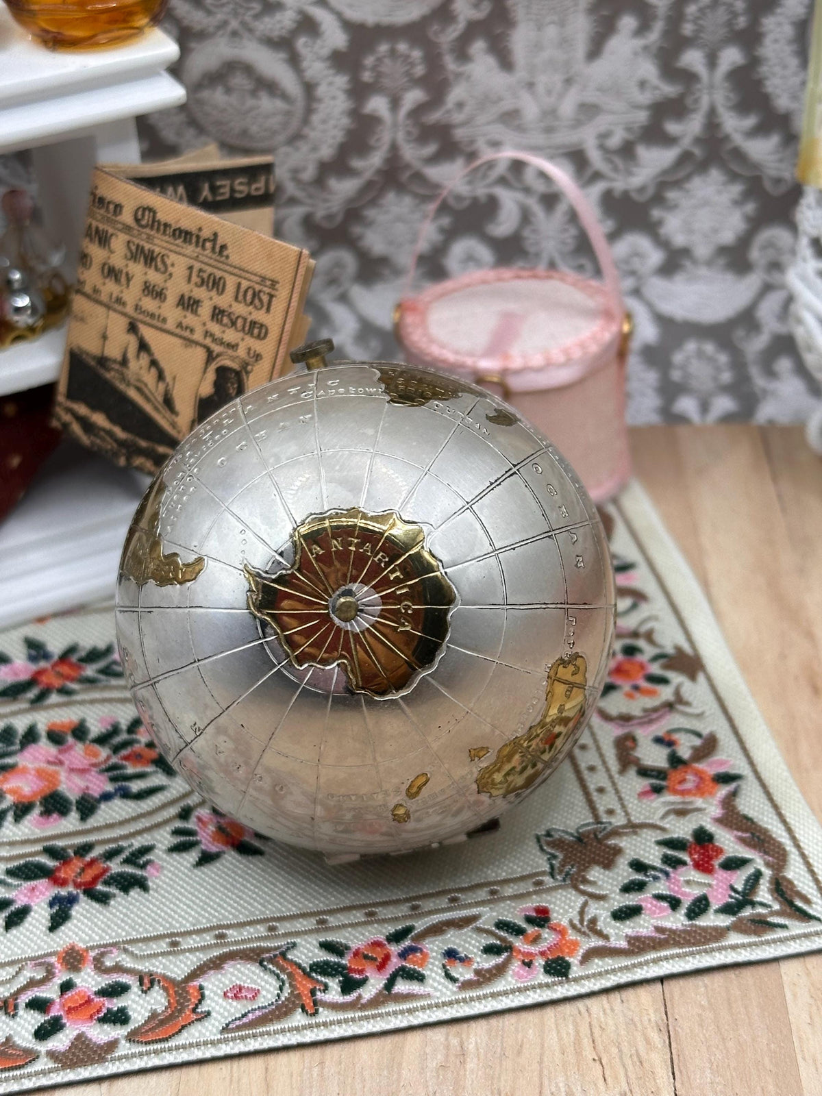 Rare 1950s Pygmalion No. 1960 Globe Powder Compact – Satin Silver & Gold World Map – Boxed Complete