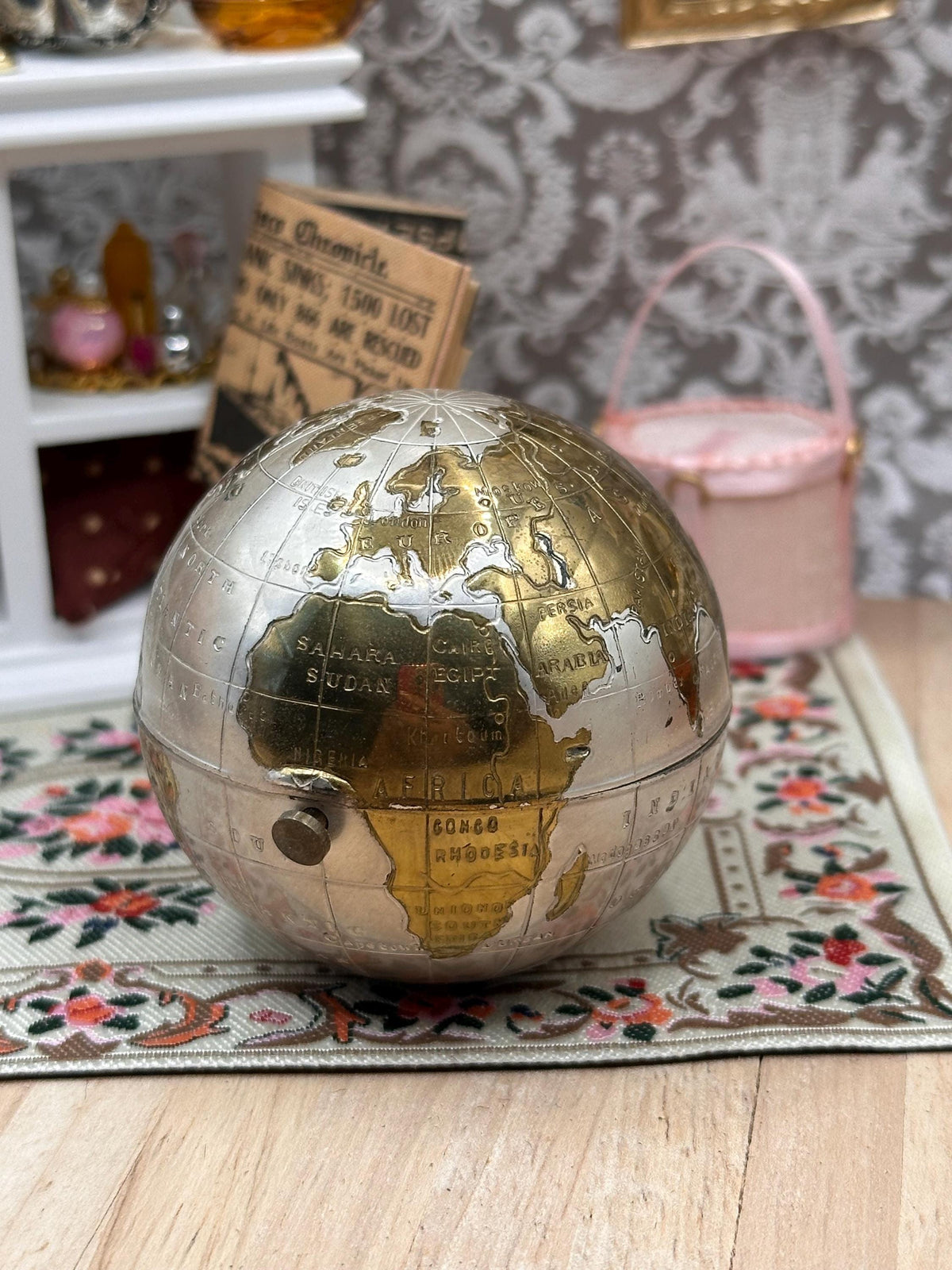 Rare 1950s Pygmalion No. 1960 Globe Powder Compact – Satin Silver & Gold World Map – Boxed Complete