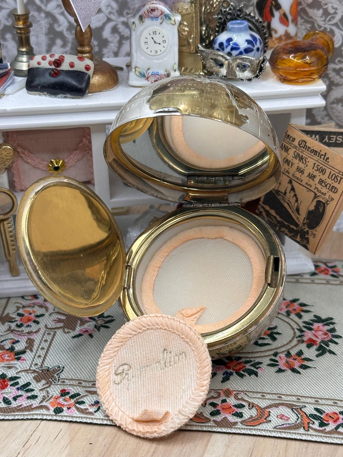 Rare 1950s Pygmalion No. 1960 Globe Powder Compact – Satin Silver & Gold World Map – Boxed Complete