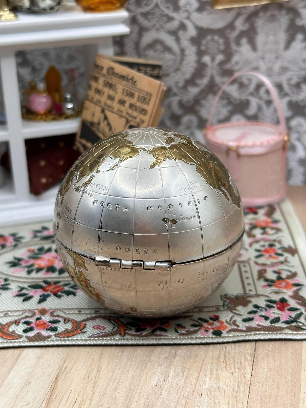 Rare 1950s Pygmalion No. 1960 Globe Powder Compact – Satin Silver & Gold World Map – Boxed Complete