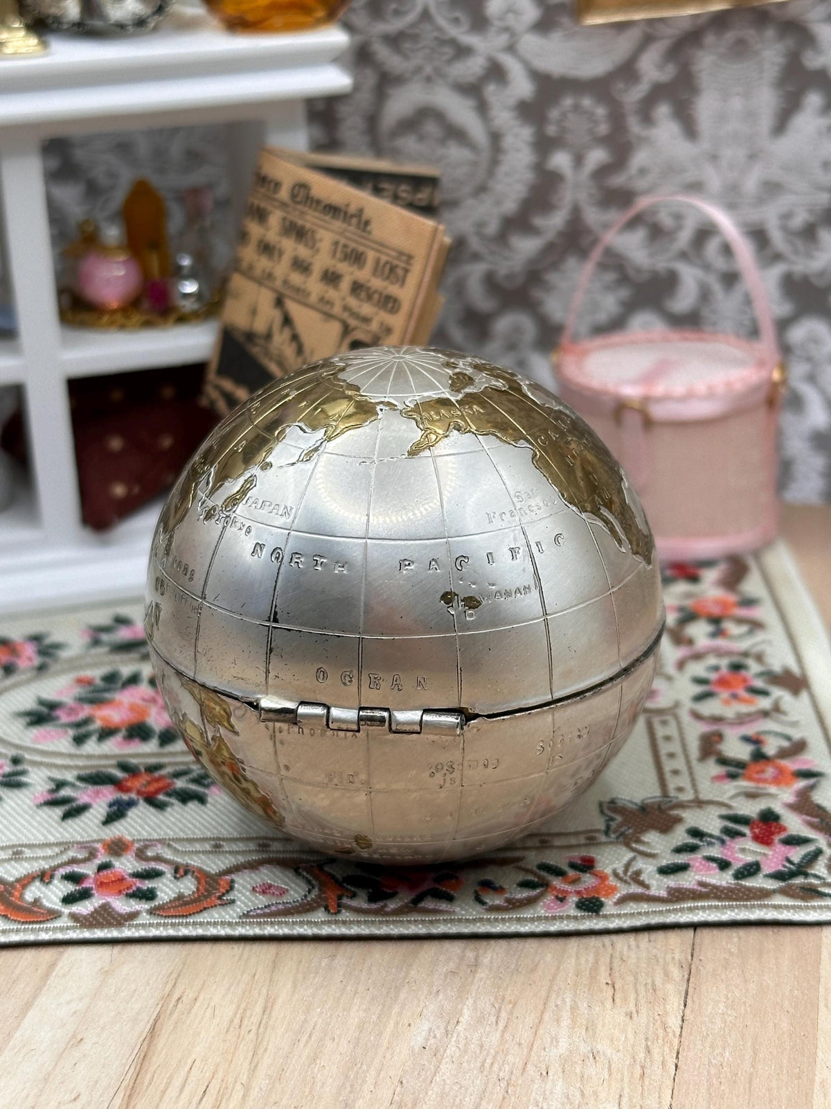 Rare 1950s Pygmalion No. 1960 Globe Powder Compact – Satin Silver & Gold World Map – Boxed Complete
