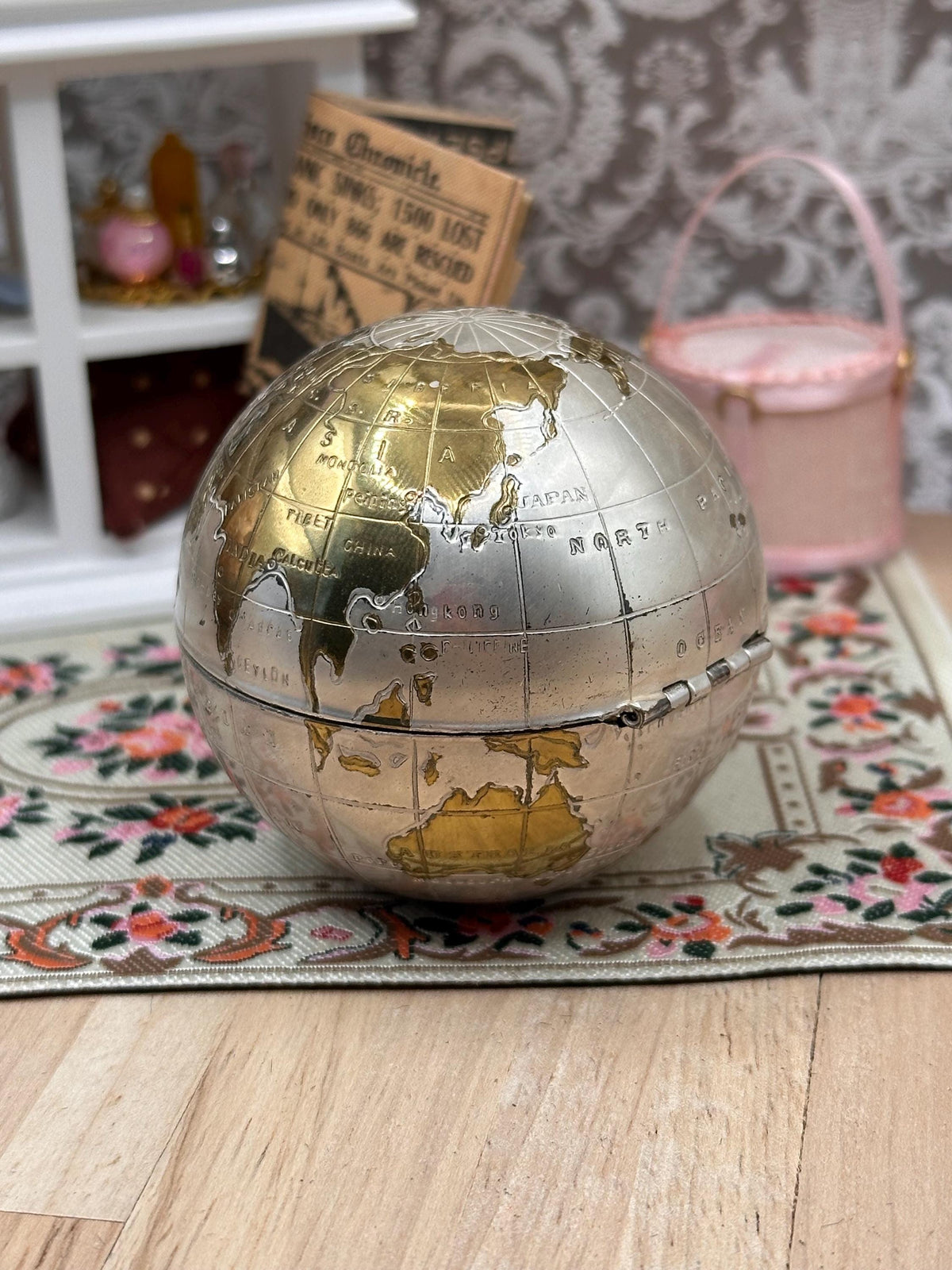 Rare 1950s Pygmalion No. 1960 Globe Powder Compact – Satin Silver & Gold World Map – Boxed Complete