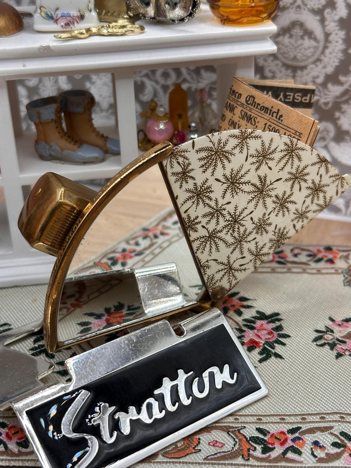 Vintage Stratton Fan-Shaped Lip View – Gold Starburst Enamel, Lipstick Holder & Mirror