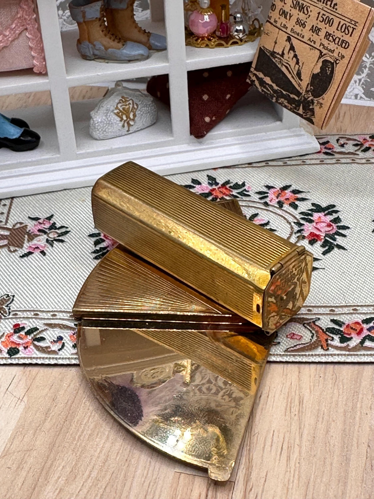 Vintage Stratton Fan-Shaped Lip View – Gold Starburst Enamel, Lipstick Holder & Mirror